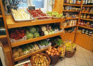 Blick in einen kleinen Laden mit Obst- und Gemüsetheke